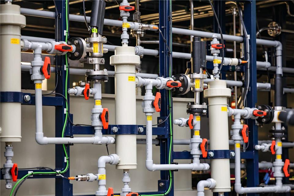 Die Pílotanlage steht auf dem Gelände des Zentrums für Brennstoffzellentechnik Duisburg.Christoph Reichwein/dpa