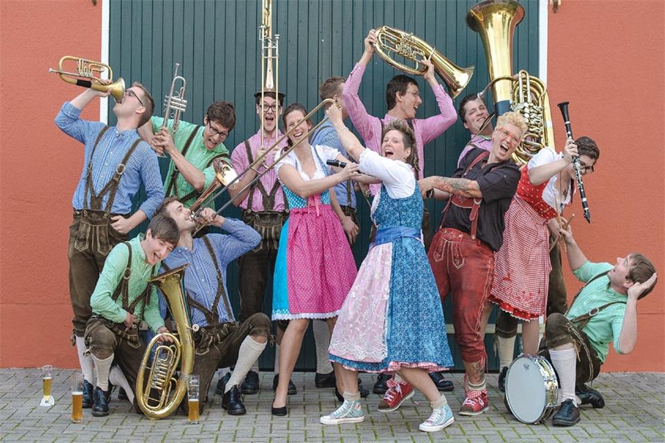 Die „Pils’n Buam“ aus Schermbeck machen heute Abend bei „Live und Lecker“ Musik.