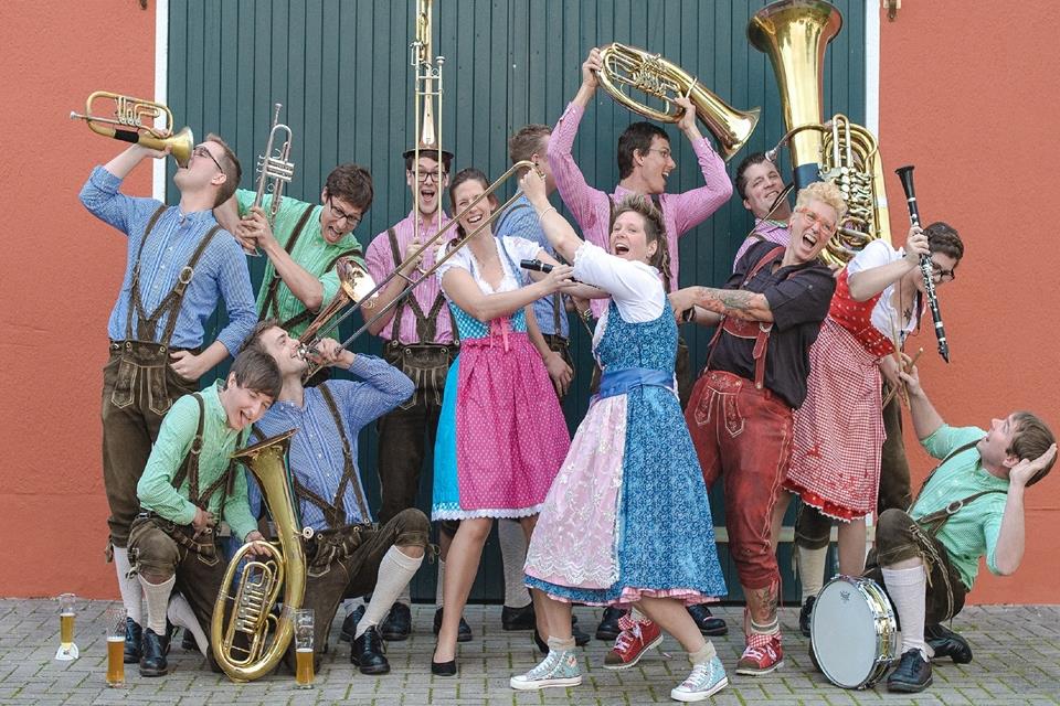 Die Pils’n Buam aus Schermbeck werden am Sonntag zum Frühschoppen Musik machen.