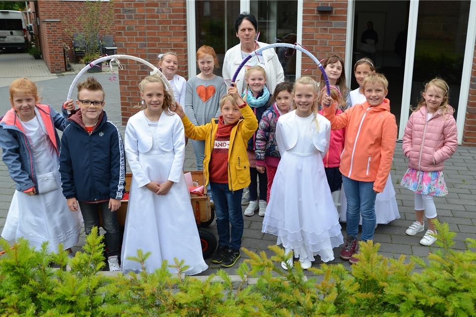 Die Pingsterbrut ging in Erle durchs Dorf. 20 Mädchen und Jungen machten mit.