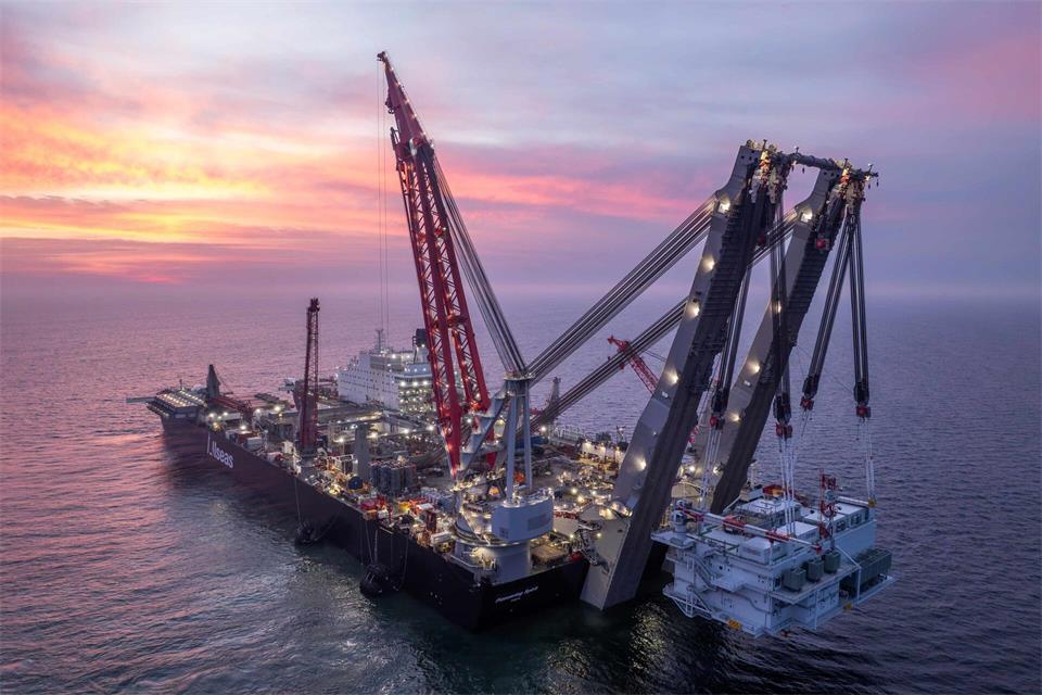 Die „Pioneering Spirit“ hat eine der beiden Umspannplattformen „am Haken“. ----/50Hertz/dpa