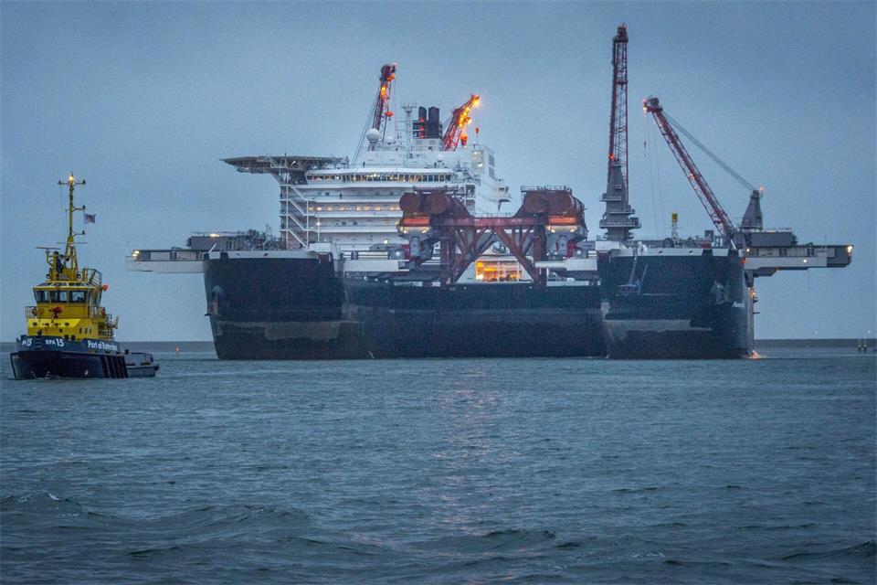 Die „Pioneering Spirit“ soll die Offshore-Plattformen „OSS Darß“ und „OSS Zingst“ für den Windkraftpark Gennaker vor dem Darß installieren. (Archivbild)picture alliance / dpa