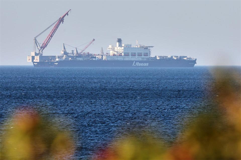 Die „Pioneering Spirit“ soll die Offshore-Plattformen „OSS Darß“ und „OSS Zingst“ für den Windkraftpark Gennaker vor dem Darß installieren.Bernd Wüstneck/dpa