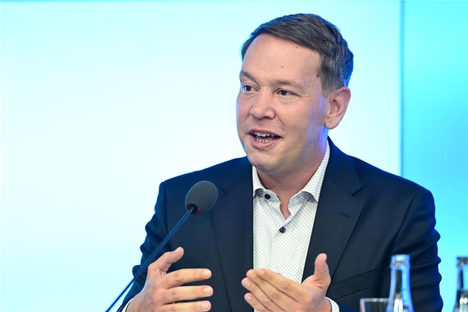 Die Pläne der Bundesregierung, dass Arbeitnehmer künftig schon am ersten Fehltag eine Krankschreibung vorlegen sollen, kommt bei Gesundheitsminister Oliver Hildenbrand (Grüne) überhaupt nicht gut an. (Archivbild)Bernd Weißbrod/dpa