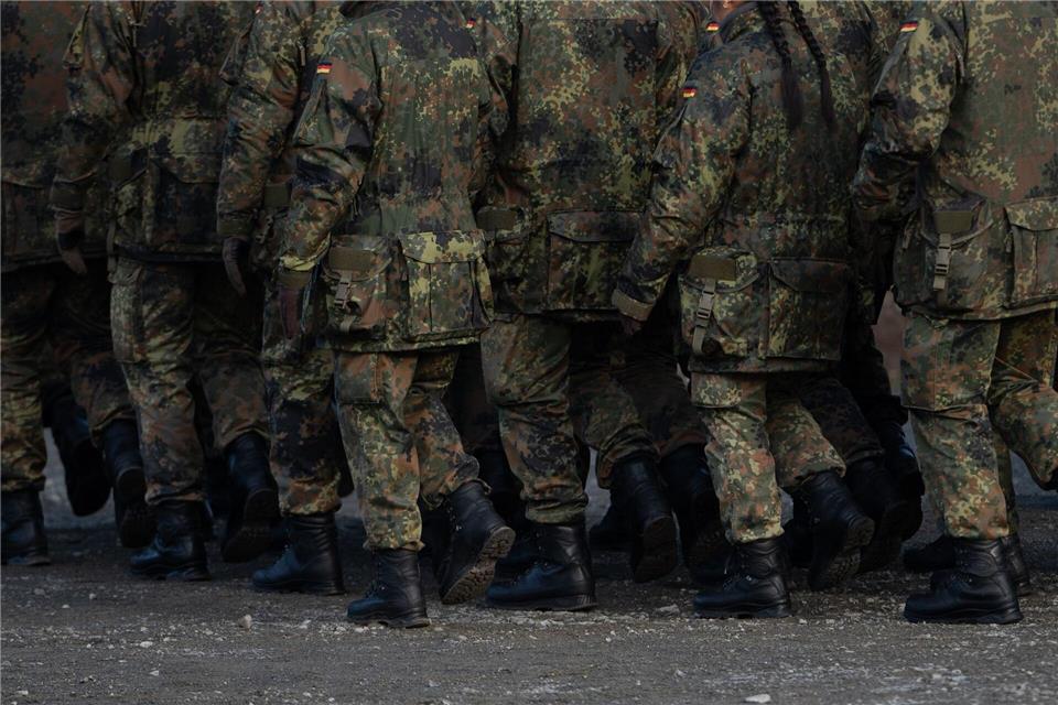 Die Pläne der Bundesregierung für eine Wehrpflicht lehnt die Landesschülerinnen- und Landesschülervertretung ab. (Symbolbild)Markus Lenhardt/dpa