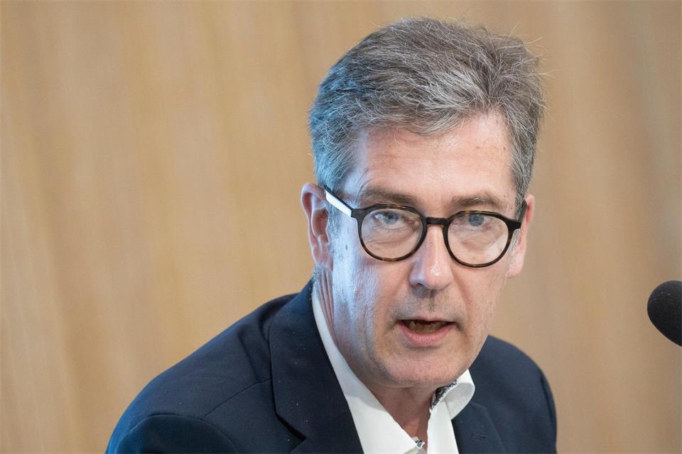 Die Pläne für ein zentrales Online-Portal zur Kfz-Zulassung stoßen beim Städtetag auf Kritik. (Archivbild)Marijan Murat/dpa