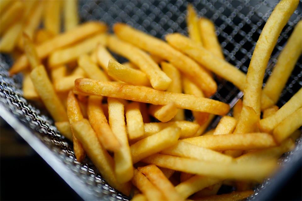 Die Pläne für eine neue Pommes-Fabrik in Niedersachsen scheinen vom Tisch. (Symbolbild) picture alliance / Ina Fassbender/dpa