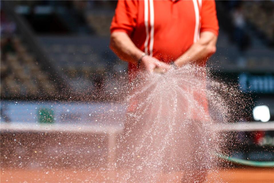 Die Plätze in Roland Garros müssen bei der Hitze oft bewässert werden.Frank Molter/dpa