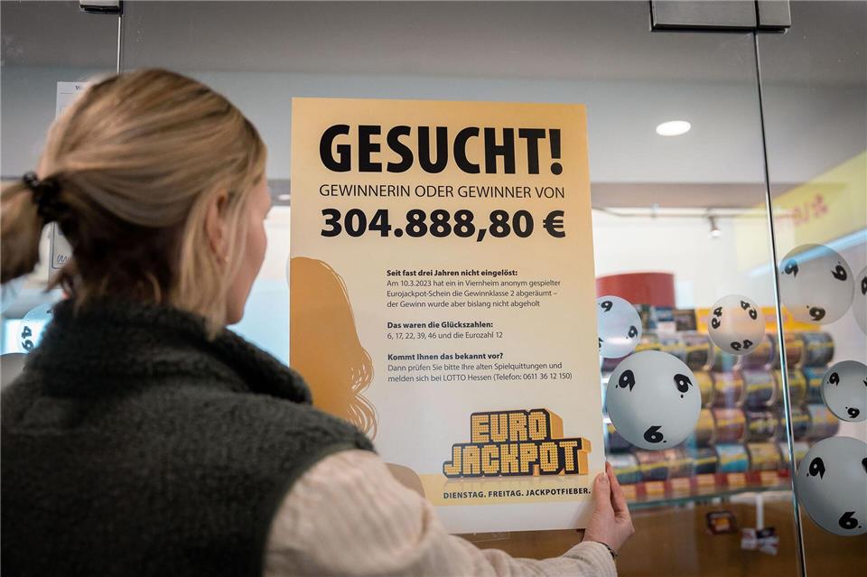 Die Plakate sollen an die Gewinnzahlen erinnern, in der Hoffnung, dass der Gewinn abgeholt wird.-/Lotto Hessen/dpa