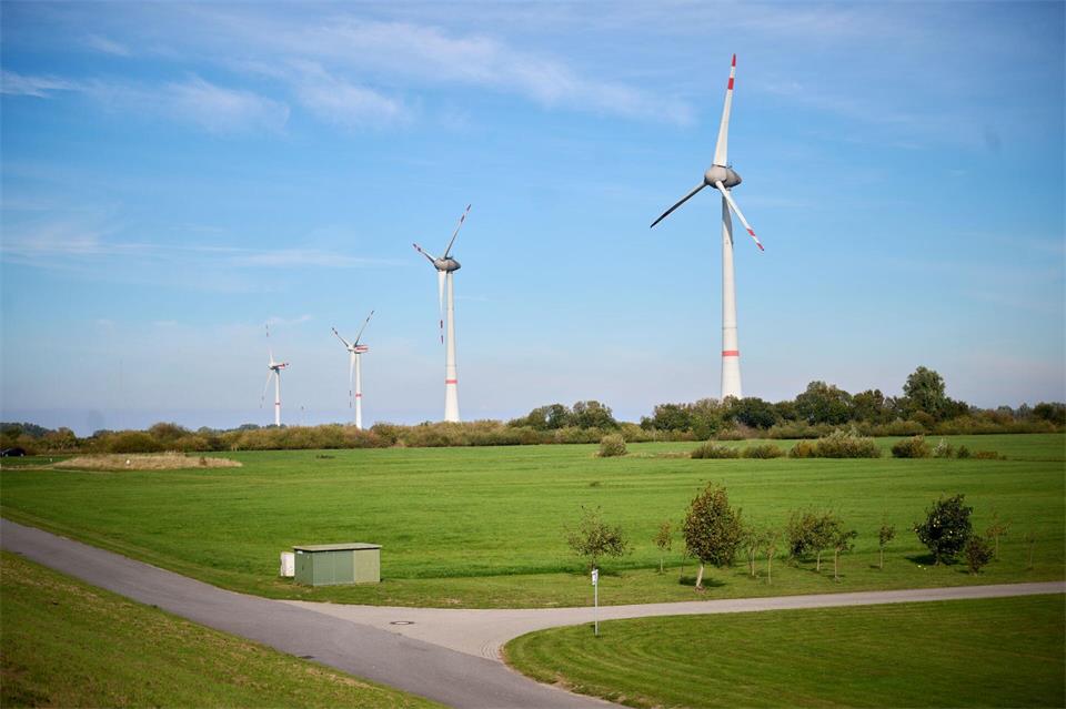 Die Planung und der Bau des neuen Hafens sind eine Herausforderung. (Archivbild)Sina Schuldt/dpa