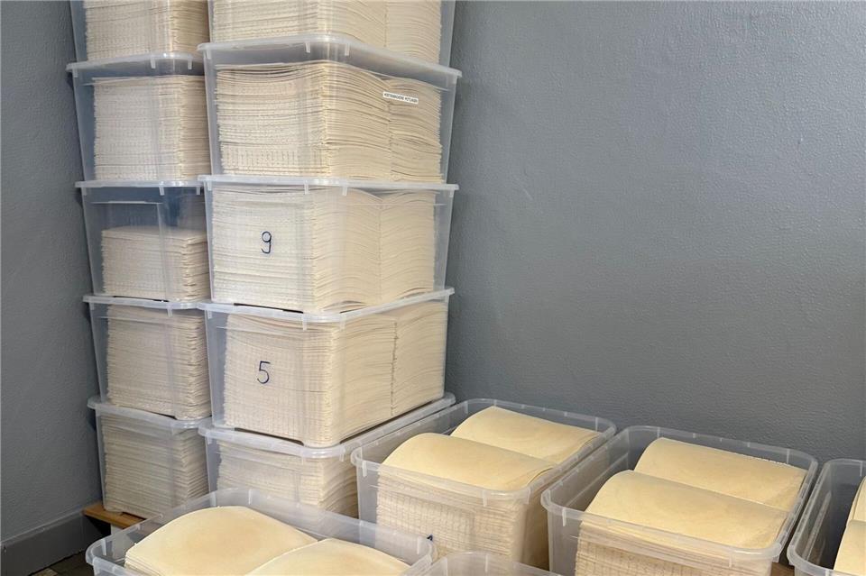 Die Platten müssen nach dem Backen befeuchtet werden, damit sie nicht brechen (Archivbild)Birgit Reichert/dpa