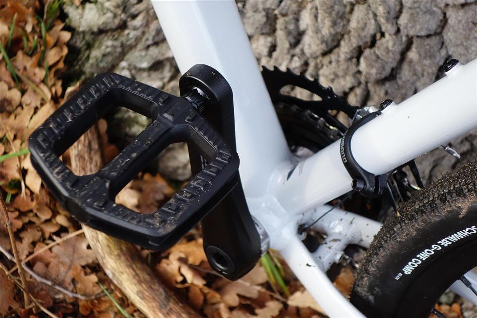 Die Plattformpedale aus Kunststoff bieten guten Halt, wirken optisch aber etwas billig.Stefan Weißenborn/dpa-tmn