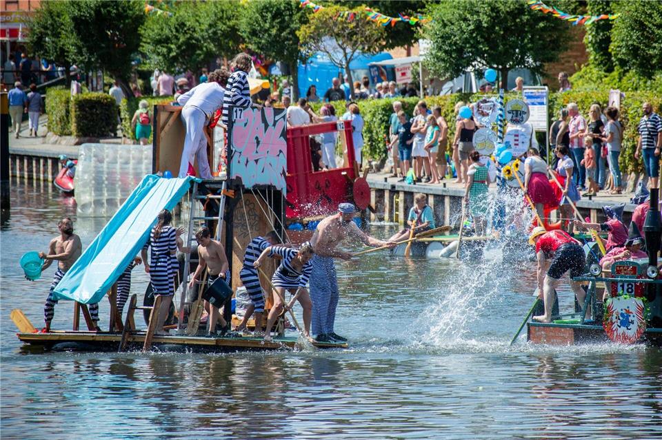 Die Plauer Badewannenrallye zieht jedes Jahr zahlreiche Besucher an die Ufer der Elde. (Archivbild)Jens Büttner/dpa-Zentralbild/ZB