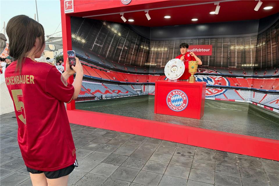 Die Pokale waren ein Hingucker für die Fans.Christian Kunz/dpa