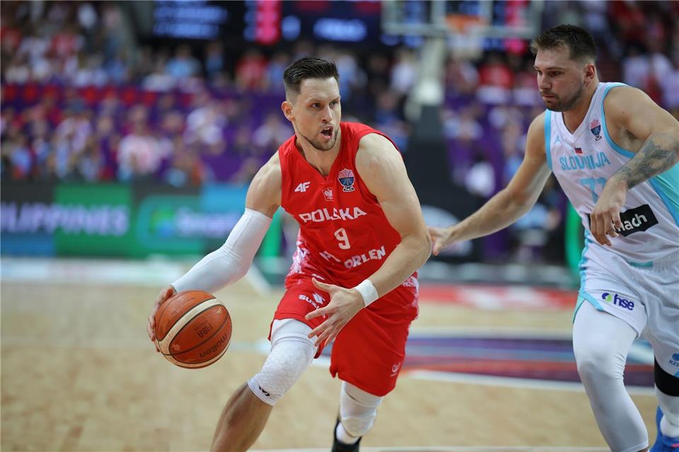 Die Polen brachten Luka Doncic (r) in Bedrängnis.Mateusz Birecki/ZUMA Press Wire/dpa