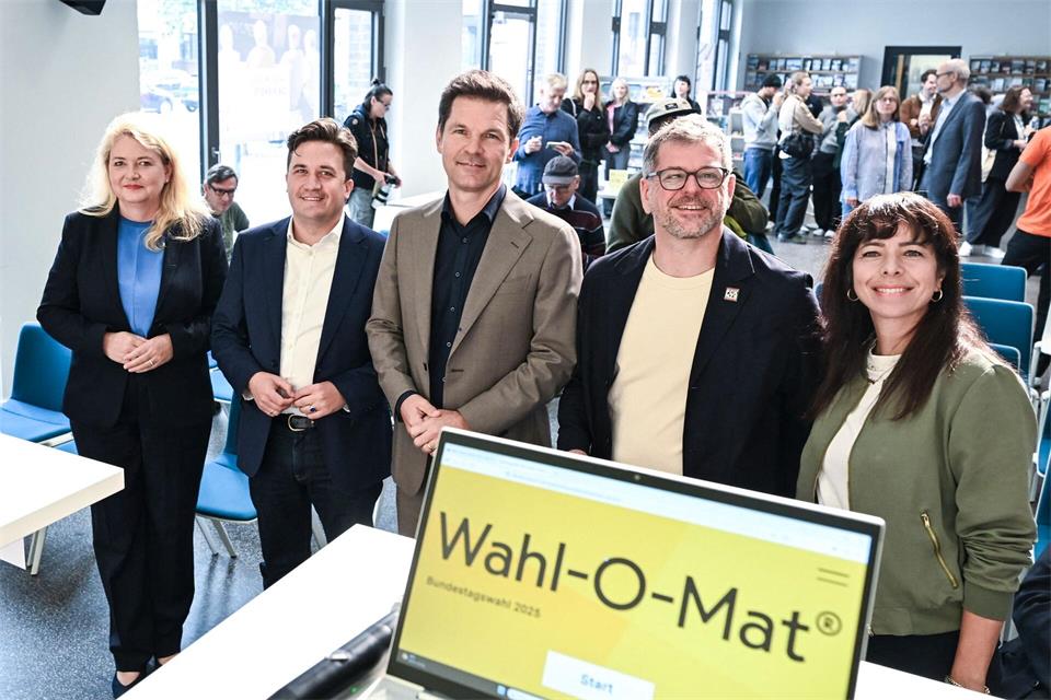 Die Politiker Kristin Brinker (l-r, AfD), Lucas Krieger (CDU), Steffen Krach (SPD), Werner Graf (Bündnis 90/Die Grünen) und Elif Eralp (Die Linke) testen in der Landeszentrale für politische Bildung das Online-Angebot zum Start des Wahl-O-Mat für die Wahl zum Berliner Abgeordnetenhaus.Jens Kalaene/dpa