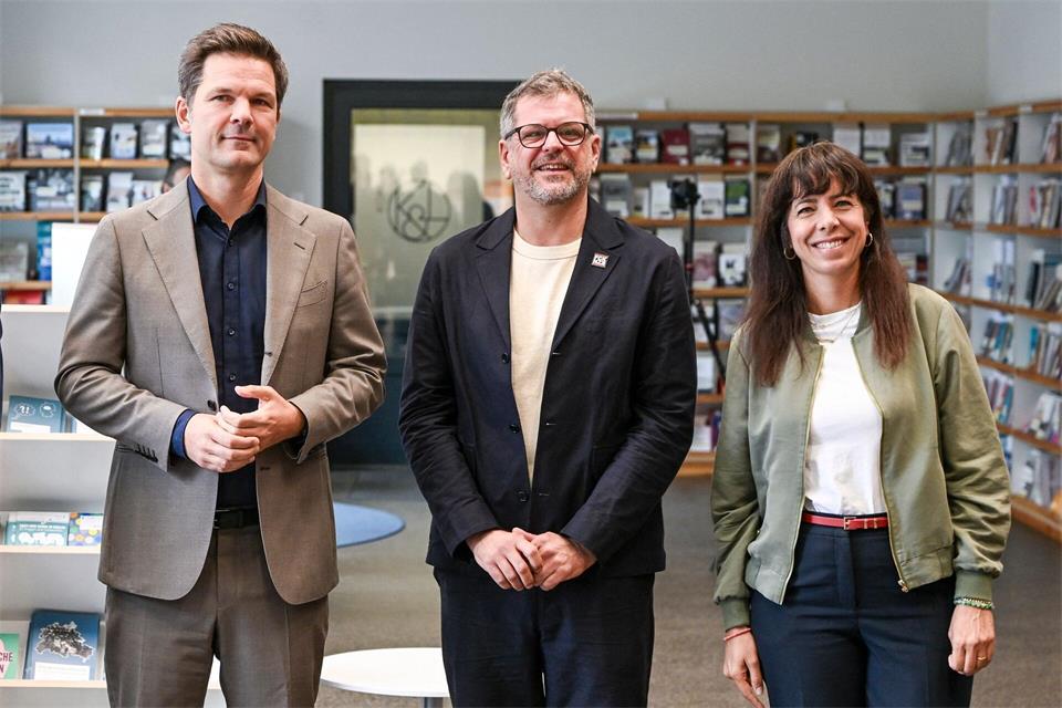 Die Politiker Steffen Krach (l-r, SPD), Werner Graf (Bündnis 90/Die Grünen) und Elif Eralp (Die Linke) führten ihre Parteien als Spitzenkandidaten in die Berlin-Wahl und reden noch diese Woche über Möglichkeiten einer Regierungsbildung.Jens Kalaene/dpa