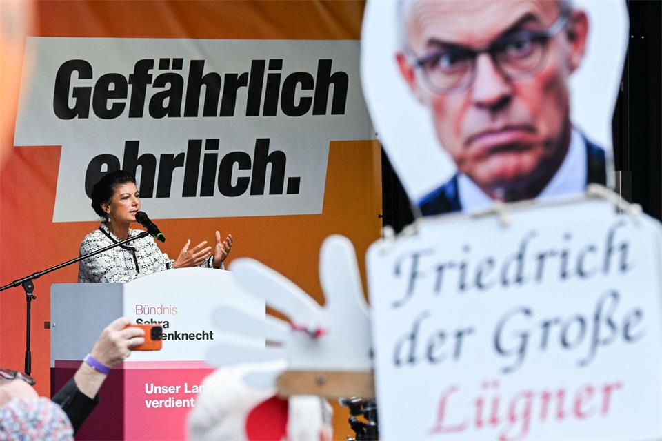 Die Politikerin Sahra Wagenknecht (BSW) spricht beim Wahlkampfabschluss des BSW. Jens Kalaene/dpa