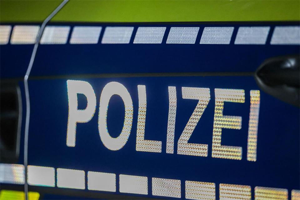 Die Polizei Dortmund verfolgte drei Fahrer eines Autos. (Symbolbild)Christoph Reichwein/dpa