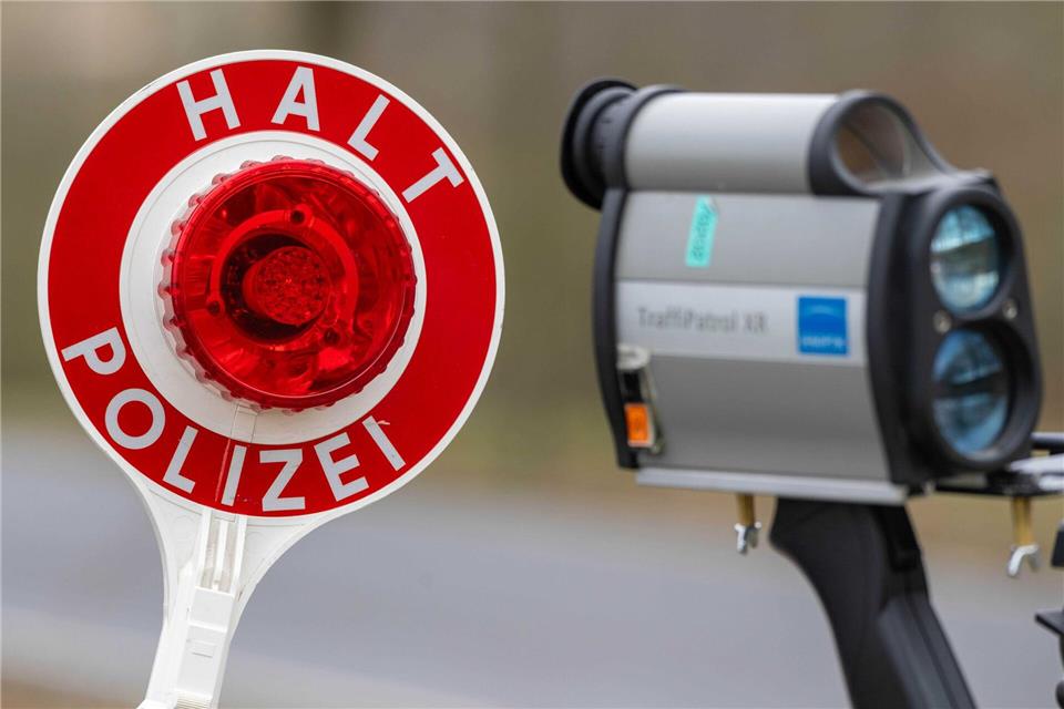 Blitzermarathon in Rheinland-Pfalz läuft noch bis zum Abend Die Polizei Koblenz setzt unter anderem Handlasergeräte bei ihren Geschwindigkeitskontrollen ein. (Symbolbild)Stefan Sauer/dpa