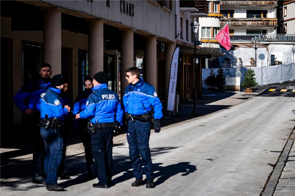 Die Polizei äußert sich nicht zu Spekulationen über die Ursache für das Feuer.Jean-Christophe Bott/KEYSTONE/dpa