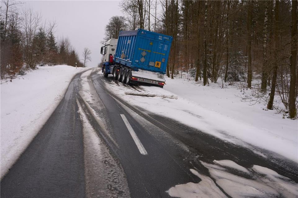 Die Polizei appellierte an alle Verkehrsteilnehmenden, die Lage vor Fahrtantritt im Internet zu überprüfen.Thomas Frey/dpa