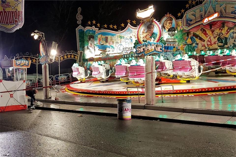 Die Polizei arbeitet am Tatort vor einem Fahrgeschäft.