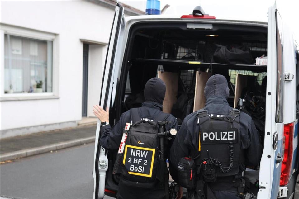 Die Polizei aus Duisburg ist in Bocholt mit zahlreichen Kräften im Einsatz.