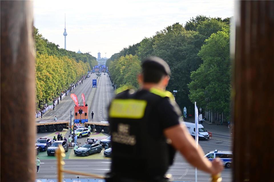 Die Polizei begleitet den 51. Berlin-Marathon.Sebastian Christoph Gollnow/dpa