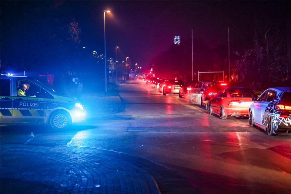 Die Polizei beim Einsatz wegen eines illegalen Tuner-Treffens in Emmerich (Archivfoto)Christoph Reichwein/dpa