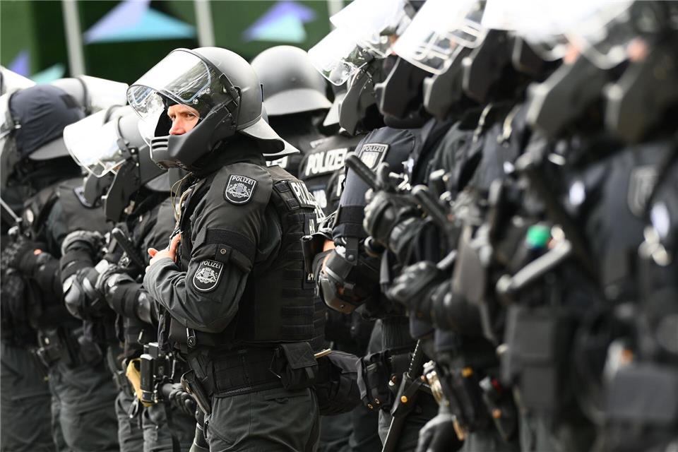 Die Polizei beim Hamburger Stadtderby. (Archivbild)---/dpa