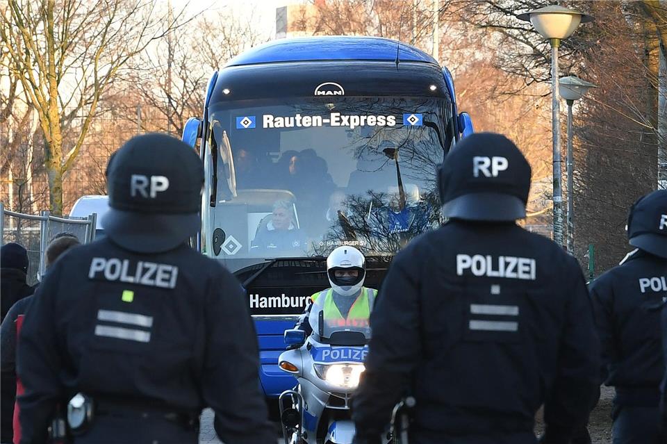 Die Polizei beim NordderbyCarmen Jaspersen/dpa