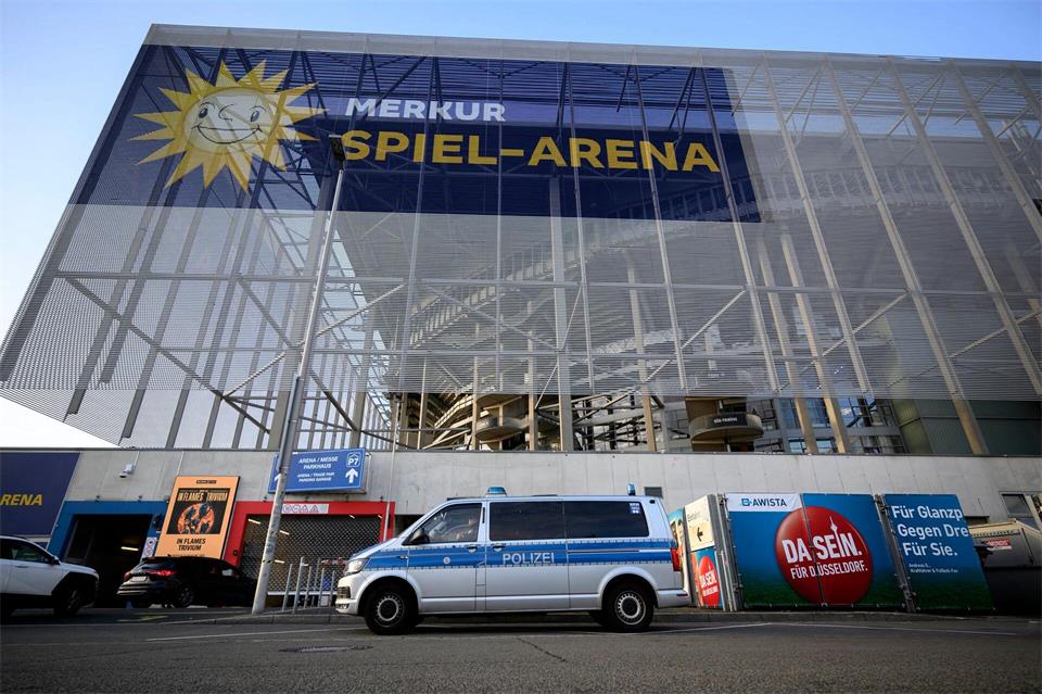 Die Polizei beobachtete das Geschehen rund um das Spiel Union St. Gilloise - Hapoel Beerscheva in Düsseldorf.Anke Waelischmiller/dpa