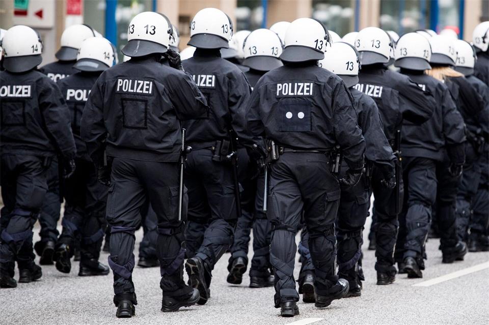 Die Polizei bereitet sich auf einen Großeinsatz vor. (Archivbild) Malte Christians/dpa
