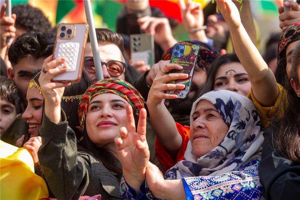 Die Polizei berichtet von einer friedlichen und entspannten Stimmung beim zentralen Newroz-Fest in Frankfurt. Helmut Fricke/dpa