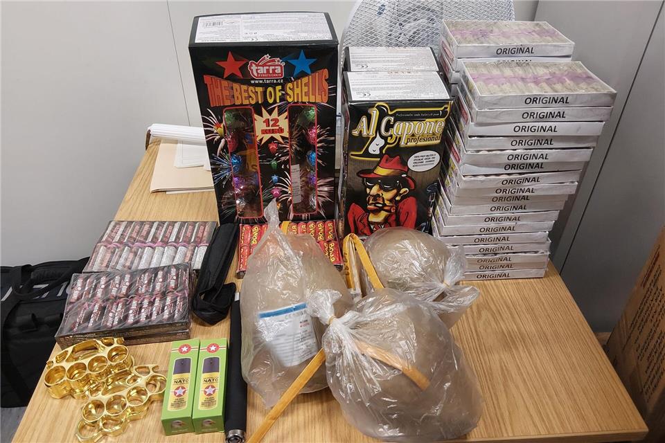 40 Kilogramm Pyrotechnik und Waffen beschlagnahmt Die Polizei beschlagnahmte die Feuerwerkskörper. -/Bundespolizei/dpa