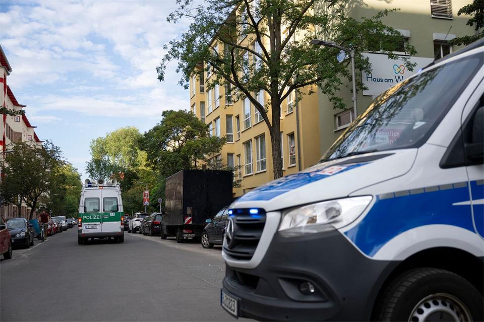 Die Polizei bittet Menschen im Sperrkreis in Berlin-Neukölln, ihre Häuser und Wohnungen wegen einer Bombenentschärfung zu verlassen - ein Seniorenheim darf bleiben. Christophe Gateau/dpa