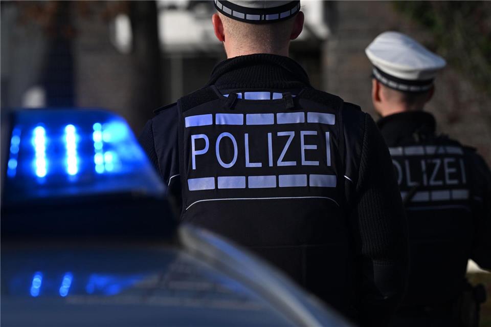 Die Polizei bittet Zeugen um Hilfe. (Symbolbild)Bernd Weißbrod/dpa