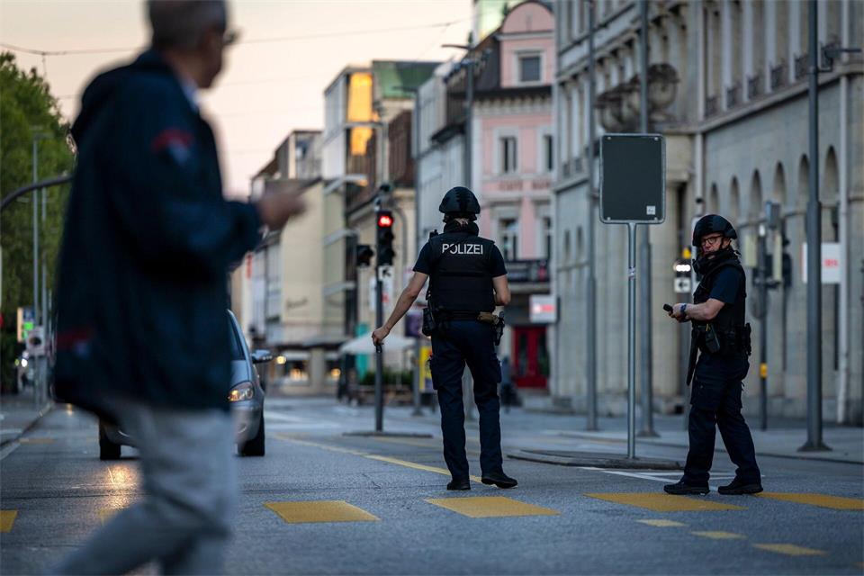 Die Polizei bittet darum, Video- und Bildmaterial an den Instagram-Kanal der Kantonspolizei Aargau zu senden. Michael Buholzer/KEYSTONE/dpa