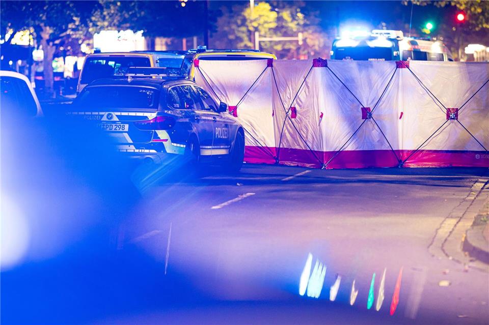Schüsse in Hannover - Junger Mann stirbt, mehrere Verletzte Die Polizei bittet, den Bereich zu meiden.Moritz Frankenberg/dpa
