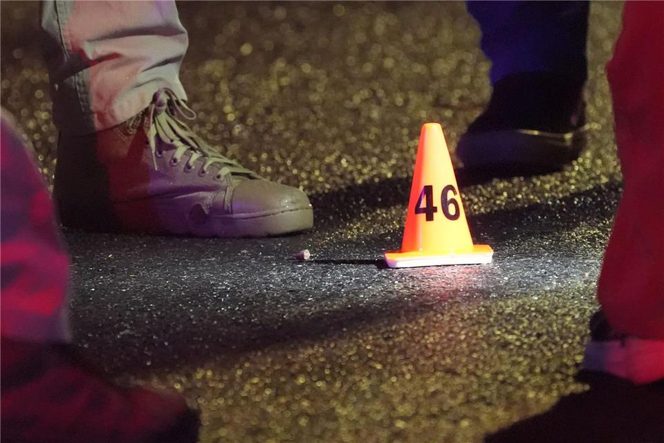 Die Polizei des US Secret Service steht an einem Tatort in der Nähe des Weißen Hauses. In unmittelbarer Nähe des Weißen Hauses haben Sicherheitskräfte Schüsse eines mutmaßlichen Angreifers erwidert und diesen dabei tödlich verletzt.Alex Brandon/AP/dpa