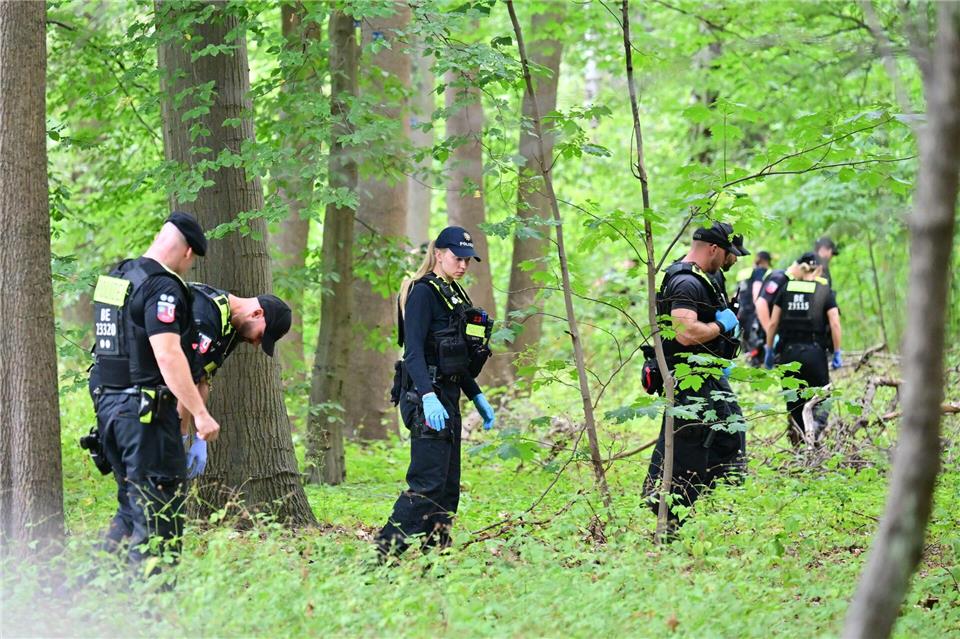 Die Polizei durchsucht das Gebiet rund um den Wagen.Sebastian Gollnow/dpa