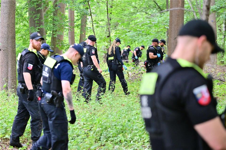 Die Polizei durchsucht das Unterholz nahe dem Tatort. Sebastian Gollnow/dpa