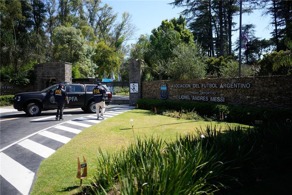 Die Polizei durchsucht den Sitz von Argentiniens FußballverbandNatacha Pisarenko/AP/dpa