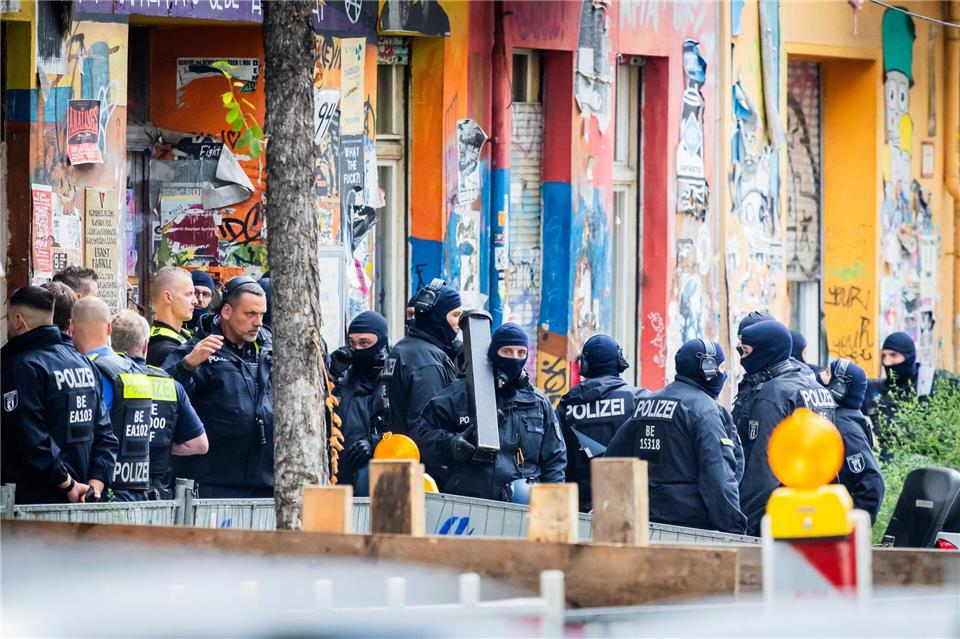 Die Polizei durchsucht ein bekanntes Haus der linksextremen Szene in Berlin-Friedrichshain. Christoph Soeder/dpa