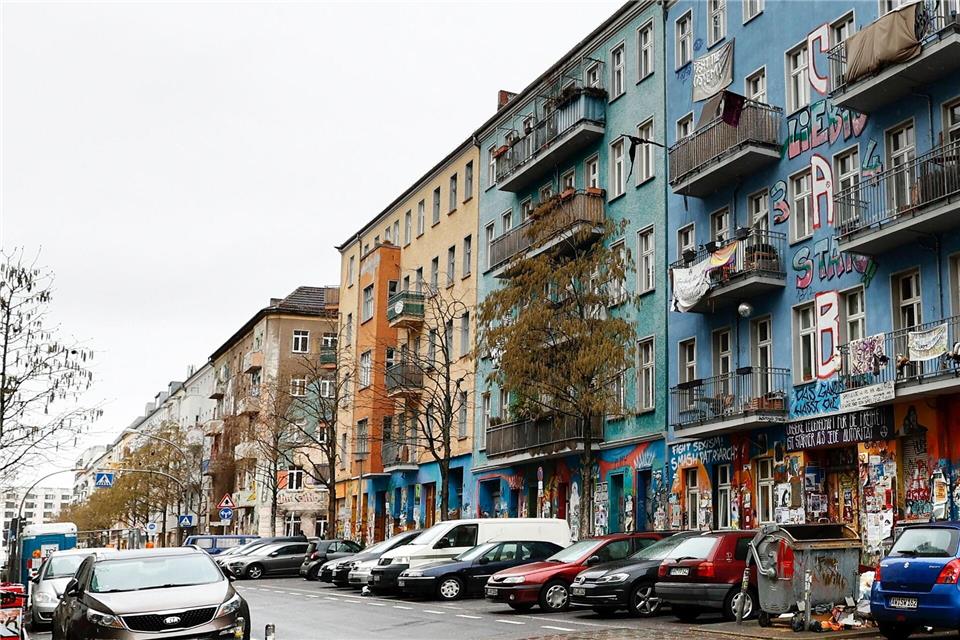 Die Polizei durchsucht ein bekanntes Haus der linksextremen Szene in Berlin-Friedrichshain. (Archivbild)Carsten Koall/dpa