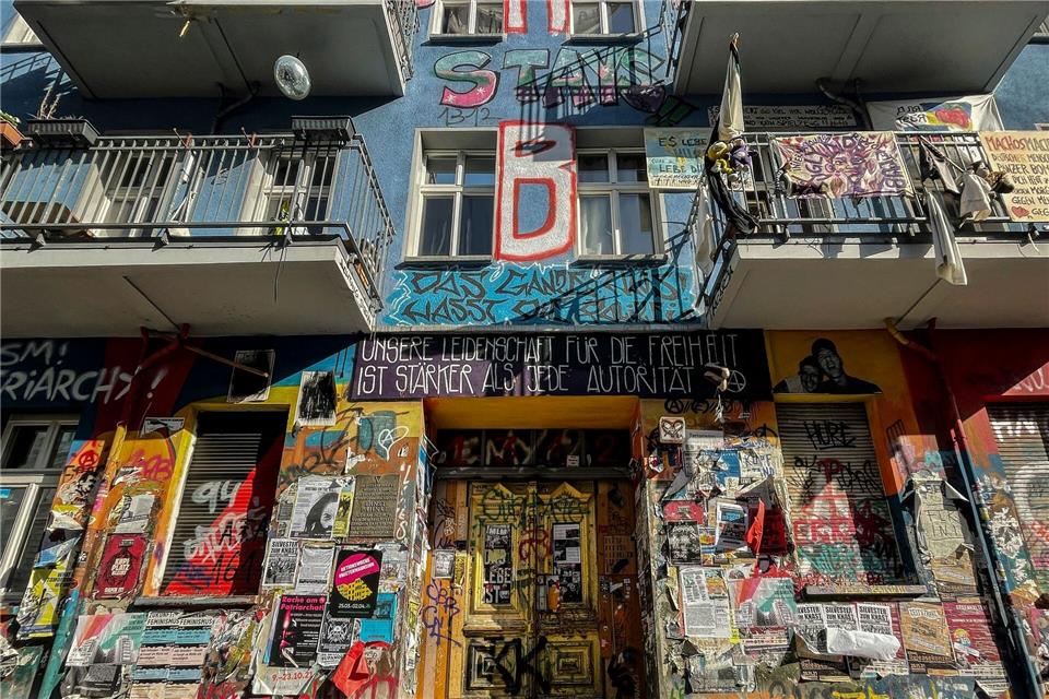 Die Polizei durchsucht mit einem Großaufgebot das Haus in der Rigaer Straße 94.Paul Zinken/dpa