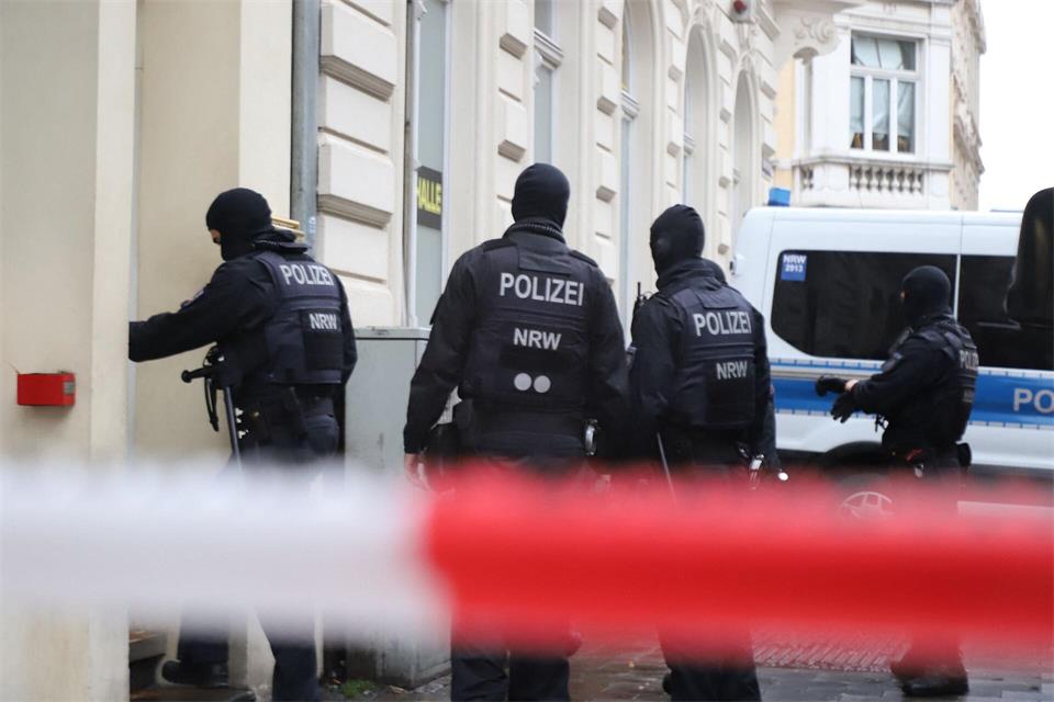 Die Polizei durchsuchte Objekte auch in anderen Städten.----/dpa
