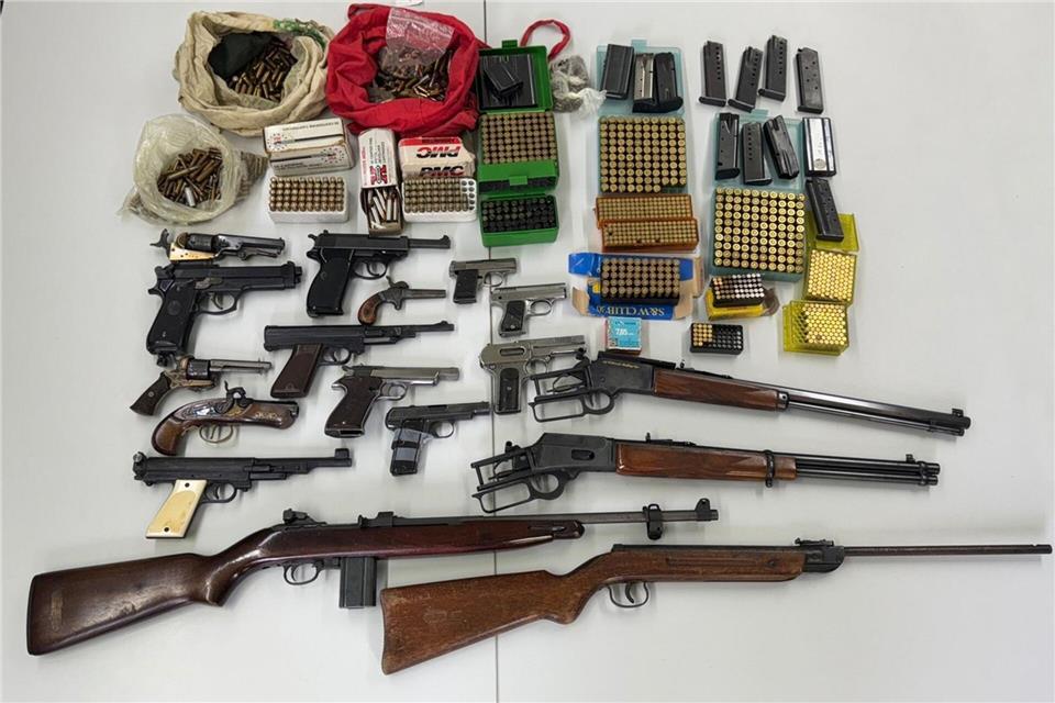 Razzia im Clanmilieu: Polizei beschlagnahmt Waffen Die Polizei durchsuchte Wohnungen wegen des Verdachts auf illegalen Waffenhandel.Polizei/Polizei Essen/dpa