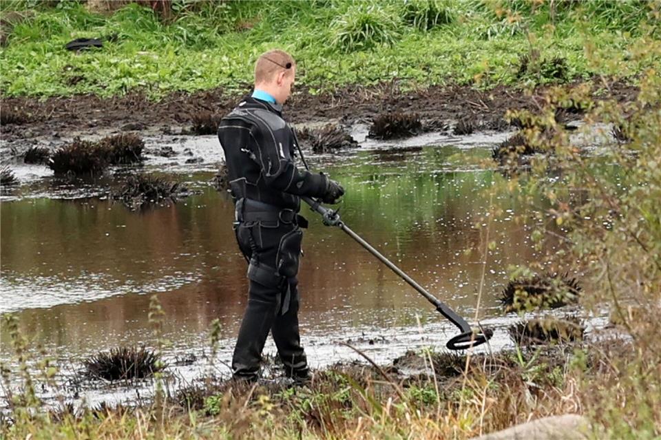Vermisster Fabian ist tot - Erneute Spurensuche am Fundort Die Polizei durchsuchte den Tümpel mit einem Detektor.Bernd Wüstneck/dpa